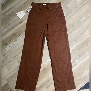 Aritzia’s Sunday Best brown cargo pants.